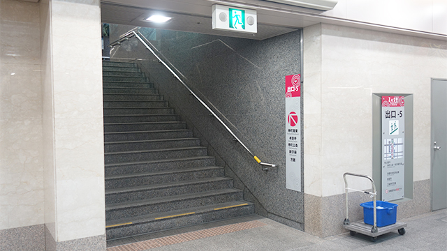 京都市役所前駅からのアクセス写真（ゼスト御池5番出口）